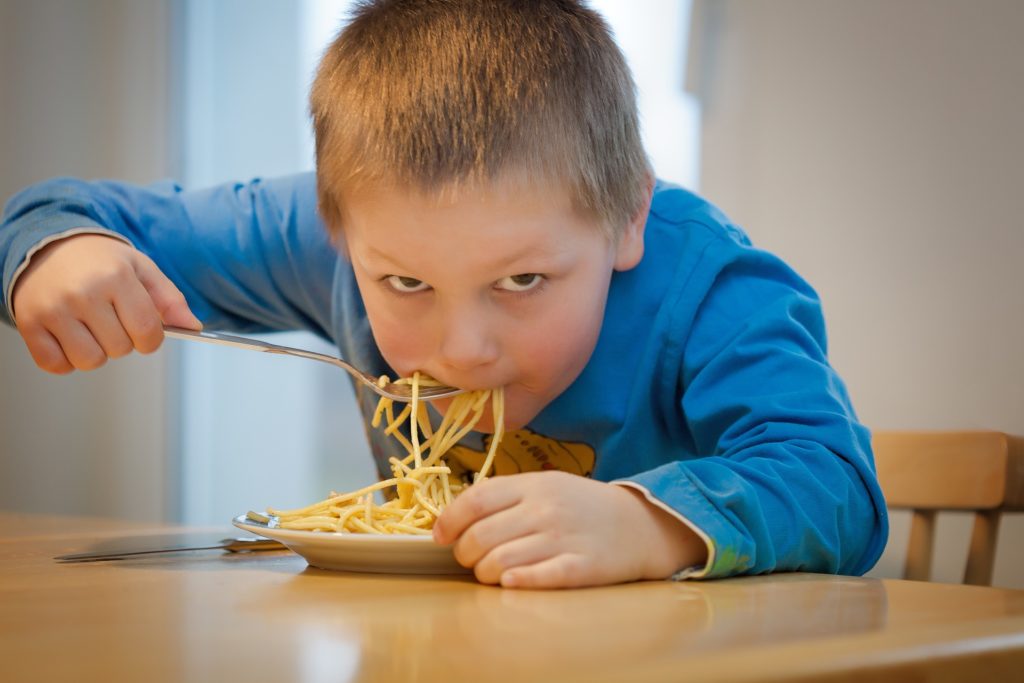 gutt spiser pasta blikk