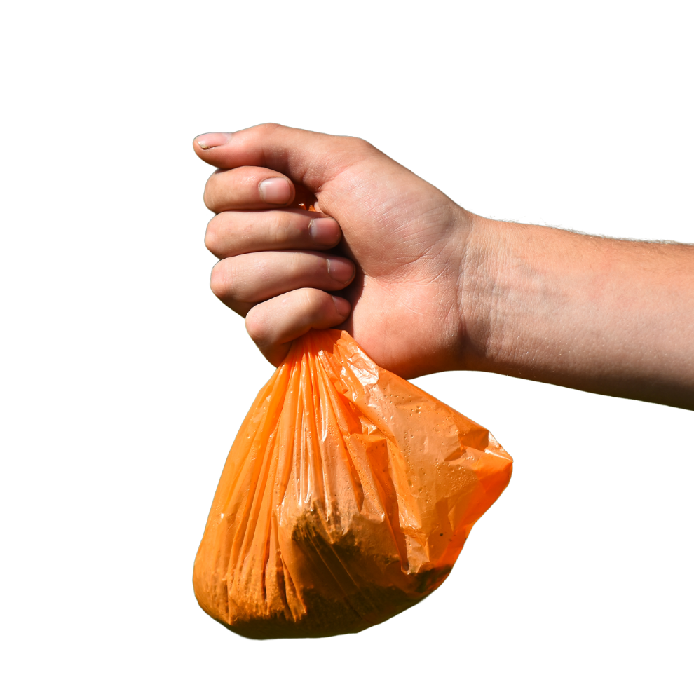 Hånd som holder en pose med avfall